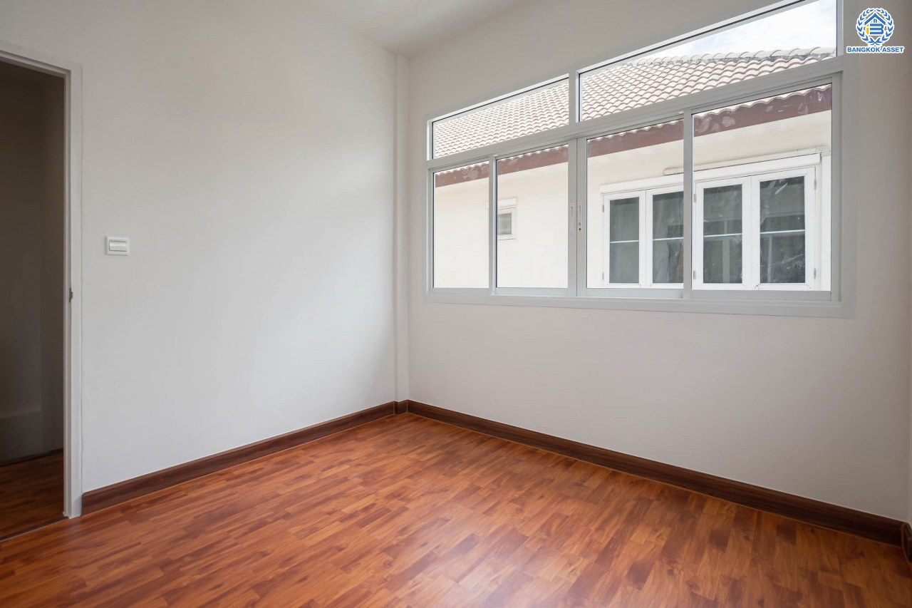 บ้านมือสองนนทบุรี ม.เอดรีม ราชพฤกษ์-ตลิ่งชัน หลังมุม เนื้อที่ 25.9 ตร.ว. ฟังก์ชันจัดเต็ม 3 ห้องนอน 2 ห้องน้ำ จอดรถได้ 1 คัน ตอบโจทย์ทุกการเข้าอยู่ รายล้อมด้วยสิ่งอำนวยความสะดวกมากมาย บนทำเลเดินทางสะดวก ใกล้ทางด่วน "ศรีรัช" และรถไฟฟ้าสายสีแดง "สถานีตลิ่งชัน"